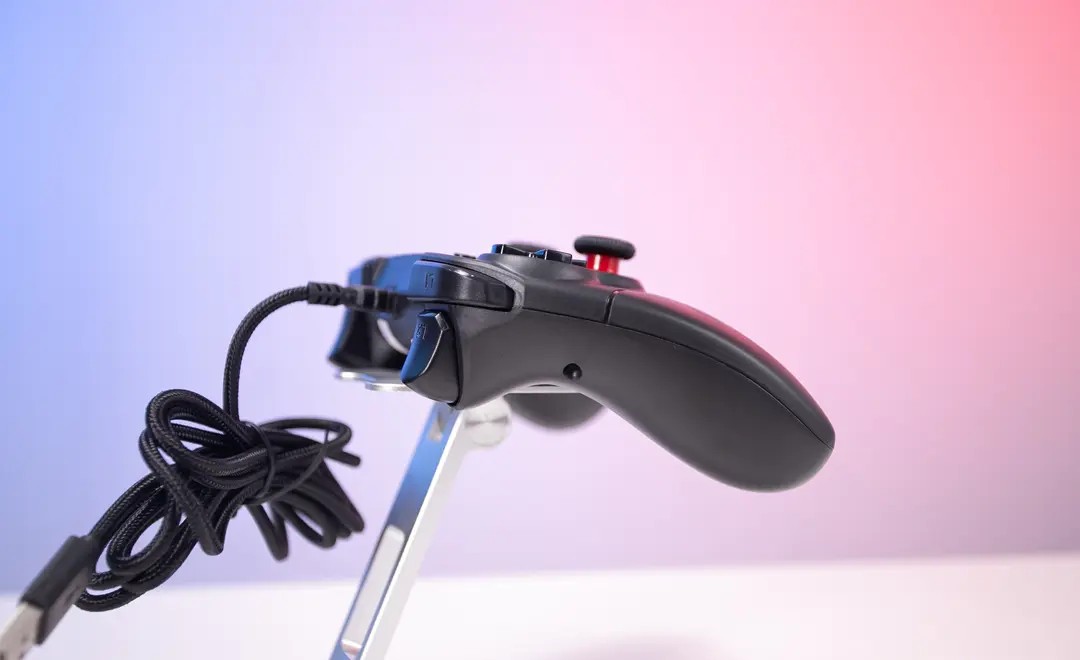 Tay cầm chơi game có dây Fantech GP12 Revolver màu đen