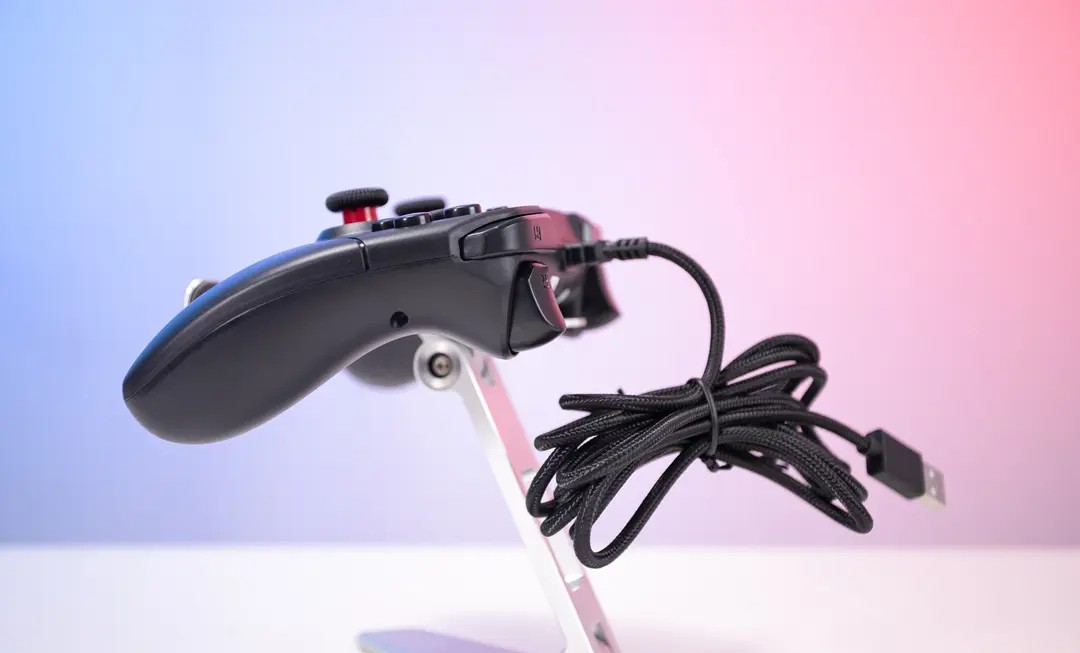 Tay cầm chơi game có dây Fantech GP12 Revolver màu đen